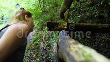 那个女人弯着腰来解渴。 从山上喝水。 干净的来源。 4k，慢动作