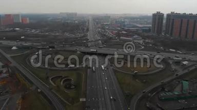 城市主要道路的俯视图.. 道路交叉口的俯视图.. 照相机正飞过道路的半径