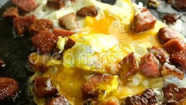 做美味的<strong>热菜</strong>。煎鸡蛋或煎蛋卷和肉丁，脆，腊肠和培根在热脂肪中炸