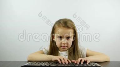 一个<strong>不耐烦</strong>的女孩按键盘按钮