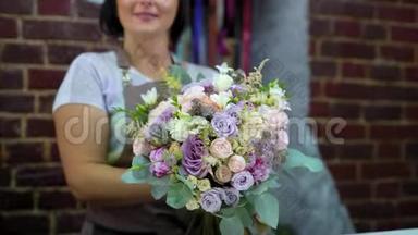 专业花艺师在花艺设计工作室展示鲜花婚礼花束