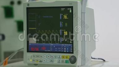 关闭显示生命体征的病人监视器查看病人`状况，ICU监视器上的生命体征
