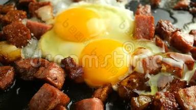 做美味的热菜。煎鸡蛋或煎蛋卷和肉丁，脆，腊肠和培根在热脂肪中炸