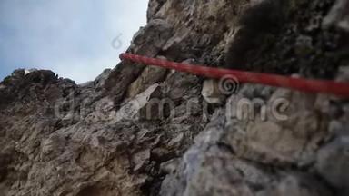 攀绳挂在岩石特写上.. 设备登山者在山上，稳定射击。