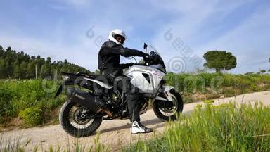 体育Enduro<strong>摩托车</strong>手在沙滩上滑雪<strong>启动摩托车</strong>