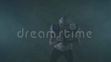 美国足球运动员戴着足球头盔的肖像，站在黑背景的田野上，在一片乌云中