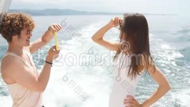 年轻摄影师在海船上给<strong>女友</strong>拍照