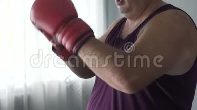 男人加热肌肉，<strong>缓解压力</strong>，在家打拳击，健康生活