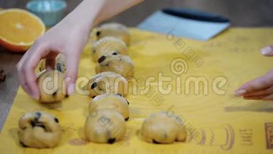 在制造过程中在木桌上制作烤面包用的圆球。