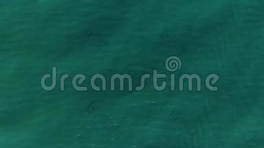 从<strong>高空</strong>俯视绿色海水纹理. 照相机飞过水面，俯瞰水面