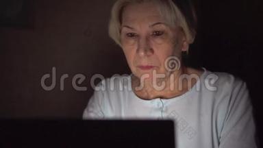 疲惫的高级女商人<strong>深夜</strong>在笔记本电脑上<strong>工作</strong>。 劳累过度头痛
