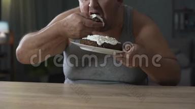 成年超重男子狼吞虎咽地吃蛋糕，舔手指，糖尿病，垃圾食品