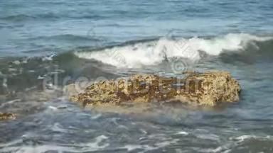波浪撞击在石头上，形成海洋泡沫。 塞浦路斯平静的大海。