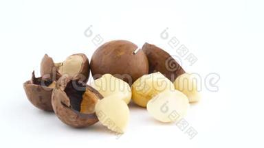 坚果壳中的澳洲坚果，开裂，枯萎和半澳洲坚果以及它们的壳。 慢慢地旋转着