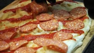 首席黑色硅胶手套，制作美味的意大利披萨，并在披萨面团上添加意大利香肠。 框架