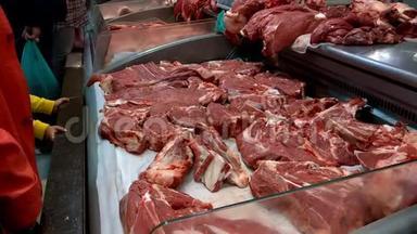 新鲜的生肉在市场的柜台里。 布彻店。 陈列柜<strong>上新</strong>鲜切好的牛肉或猪肉