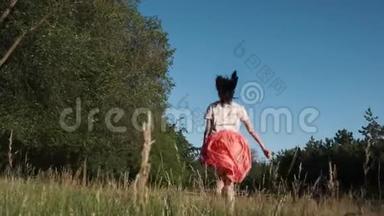 一位美丽的年轻女子在树林里欢快地散步和跳跃。 慢动作