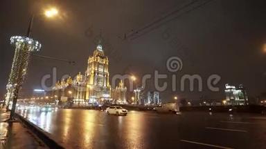 美丽的时光流逝夜晚繁忙的高速公路在一个大都市。 莫斯科的夜间街道。
