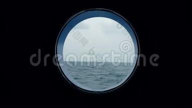 从船的舷窗看海洋。 海洋中的一艘船可以从游轮的舷窗上看到