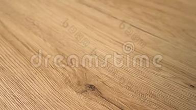 <strong>硬木</strong>地板由天然木材制成，新安装的房子内部。