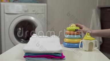 清洁婴儿衣物在洗衣店，洗衣店，洗衣日，使用洗衣机，洗婴儿`衣服，4UHD镜头