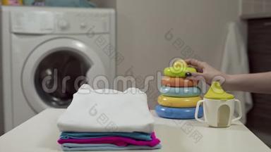 在洗衣店洗干净婴儿衣物，洗衣服，用洗衣机洗婴儿`衣服