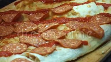 首席黑色硅胶手套，制作美味的意大利披萨，并在披萨面团上添加意大利香肠。 框架