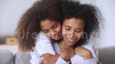女儿拥抱母亲，闭上眼睛，享受温柔特写的时刻