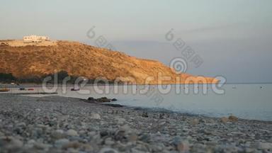<strong>蔚蓝</strong>的<strong>大海</strong>和风景如画的塞浦路斯岛背景上的一片空石滩。