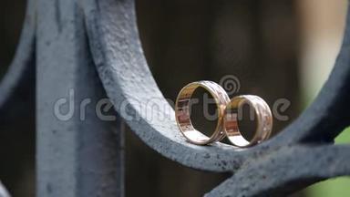 铁门上有结婚戒指