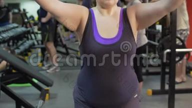 肥胖妇女在健身房和跳绳训练，健身，减肥锻炼