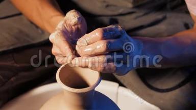 俯视图。 人`艺术工作室陶工轮工作过程。 无名工匠创造罐子。 关注重点