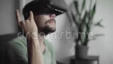 年轻留胡子的嬉皮士用他的VR耳机显示器<strong>观看</strong>360<strong>视频</strong>，感觉就像他在摇滚音乐会上一样