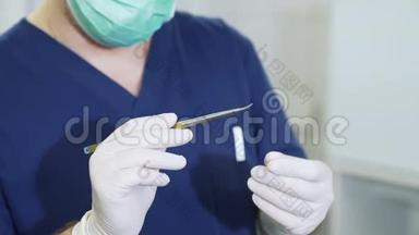 医生戴上无菌白手套，脸上戴口罩，在医院检查医疗器械