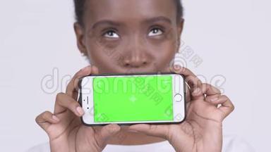 年轻漂亮的非洲女人一边看手机一边想着