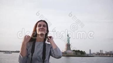 在自由女神像上，一位快乐的女游客从一艘慢船上飞来飞去，享受纽约天际线。