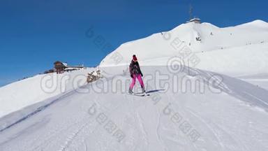 滑雪<strong>女新手</strong>在山上滑雪坡上小心放慢滑雪速度