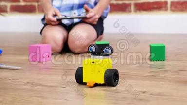 特写镜头，无线电控制的机器人在地板上移动，小天才，孩子们在上面玩电子机器人，汽车，现代玩具