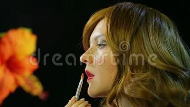 化妆室里的红发女演员正在准备上台