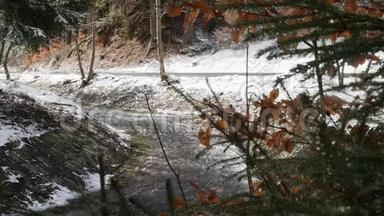 在令人惊叹的冬季森林中，<strong>快速</strong>流动的河流和<strong>快速</strong>的水流形成泡沫的图片。 全景