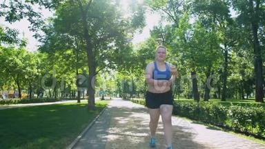 肥胖的女孩慢跑，令人窒息，在劳累的锻炼后感到腹痛