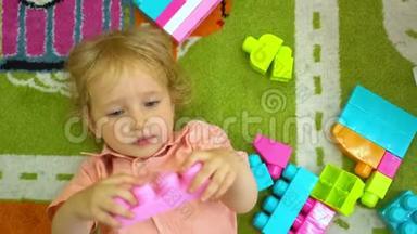 儿童保育学校的儿童发展：可爱儿童玩多种颜色积木的俯视图