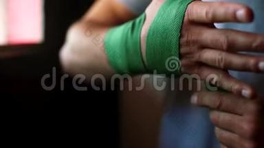 慢动作。 拳击手把绷带缠在他手上。 快关门。