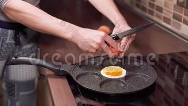 在厨房里用平底锅准备鸡蛋。 <strong>全家</strong>人的早餐