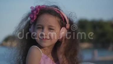 一个留着卷发的可爱的孩子的肖像，穿着<strong>粉色</strong>衣服穿着<strong>粉色</strong>花朵的白种人小女孩夏天