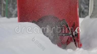 雪田旋转叶片的特写镜头在雪后移除雪堆
