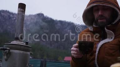 留胡子的人正在山谷的旅游营地喝茶。 在寒冷的季节旅行作为一种<strong>生活</strong>方式。 <strong>慢慢慢慢</strong>