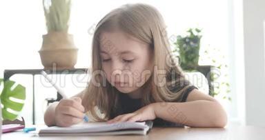 小女孩用钢笔写作业