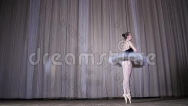 <strong>芭蕾</strong>舞排练，在老剧场大厅的舞台上.. 穿着白色<strong>芭蕾</strong>舞裙和尖鞋的年轻<strong>芭蕾</strong>舞演员跳舞