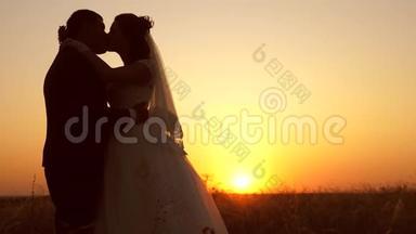 年轻的已婚夫妇在日落时<strong>亲吻</strong>和拥抱。 <strong>男女</strong>婚姻生活